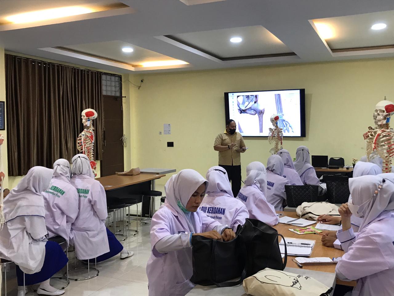 Mahasiswa Kebidanan Universitas Muhammadiyah Palopo Praktik Anatomi di Laboratorium FKIK Unismuh Makassar