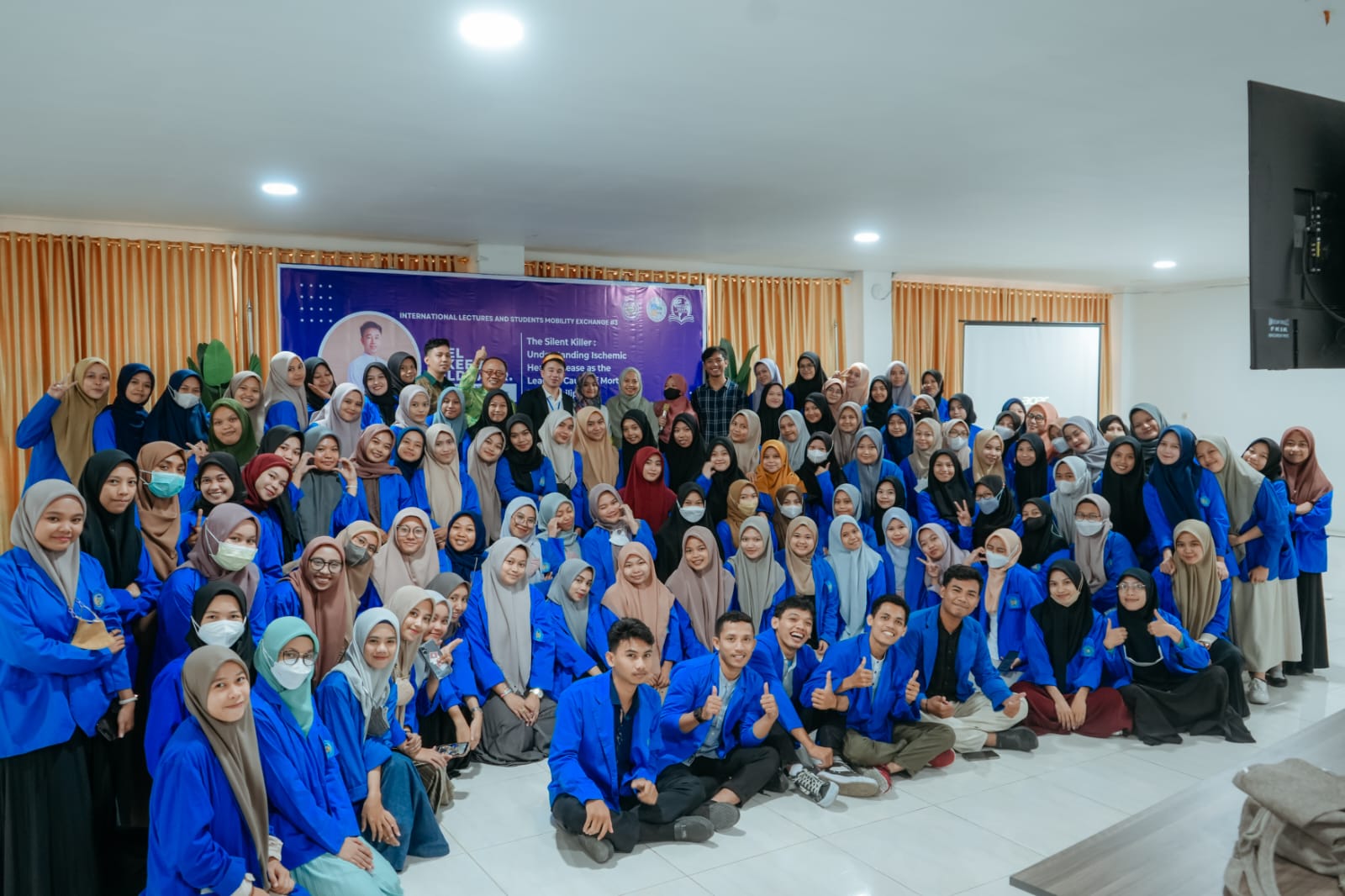 Hundreds of Pharmacy Study Program Students at FKIK Unismuh Makassar Participate in an International Lecture.