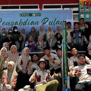 Student Executive Board (BEM) Faculty of Medicine Unismuh Makassar held “Pengabdian Pulau: Improving the Health of Islanders through Physical Examination and Nutrition for a Healthy Generation” on Barrang Caddi island.