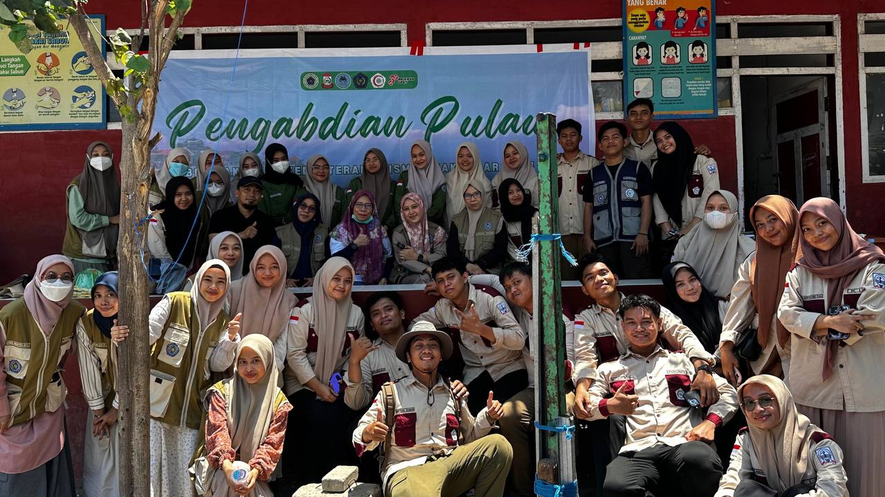 Student Executive Board (BEM) Faculty of Medicine Unismuh Makassar held “Pengabdian Pulau: Improving the Health of Islanders through Physical Examination and Nutrition for a Healthy Generation” on Barrang Caddi island.