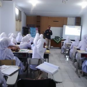 D3 Nursing, Bachelor of Midwifery, and Midwifery Professional Programs of FKIK Unismuh Makassar Hold Hybrid Occupational Health, Safety, and Student Safety Socialization