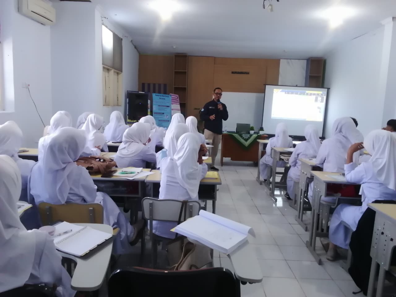 D3 Nursing, Bachelor of Midwifery, and Midwifery Professional Programs of FKIK Unismuh Makassar Hold Hybrid Occupational Health, Safety, and Student Safety Socialization
