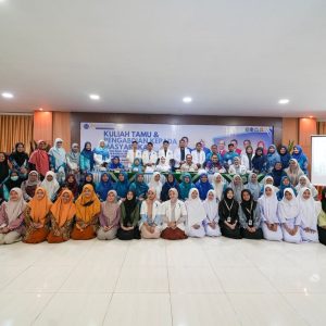 Guest Lecture and Community Service Program of FMHS Unismuh Makassar in Commemoration of National Education Day and National Awakening Day, Providing Education and Free Health Services
