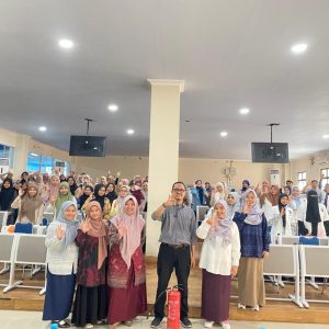 Pharmacy Professional Education Program of FKIK Unismuh Makassar Equips Students with Occupational Safety and Health and Pharmaceutical Management Training in Community Health Centers